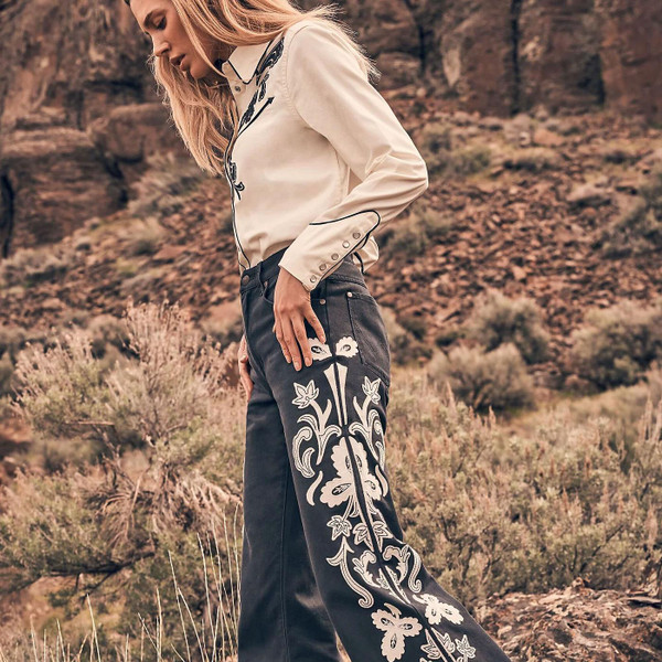 Wrangler - Women's Retro Flares - Hand Crafted Floral - 1970s High Rise Flared Jeans - Lifestyle Side View