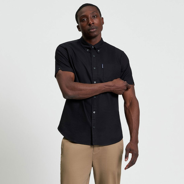 Model wearing Ben Sherman Mod Short Sleeve Oxford Shirt Black