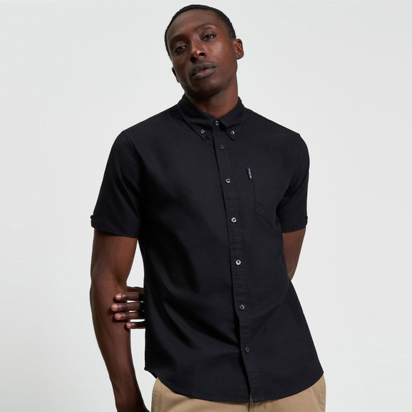 Man wearing Ben Sherman Mod Short Sleeve Oxford Shirt Black