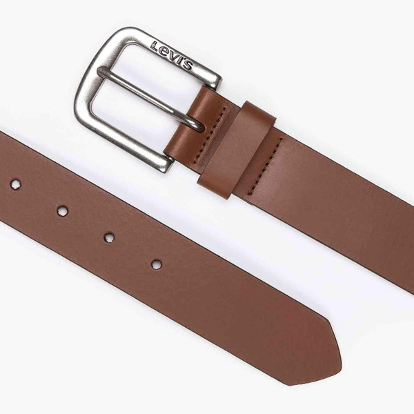 Silver buckle on Seine Levi's Men's Brown Leather Belt