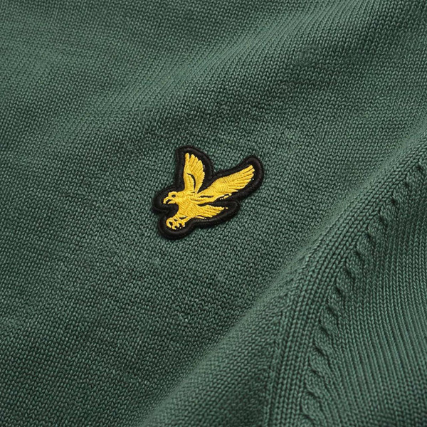 Lyle and Scott Men's Retro Cotton Crew Neck Jumper in Everglade Green Stitch Detail