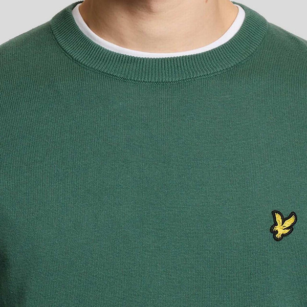 Lyle and Scott Men's Retro Cotton Crew Neck Jumper in Everglade Green Collar Detail