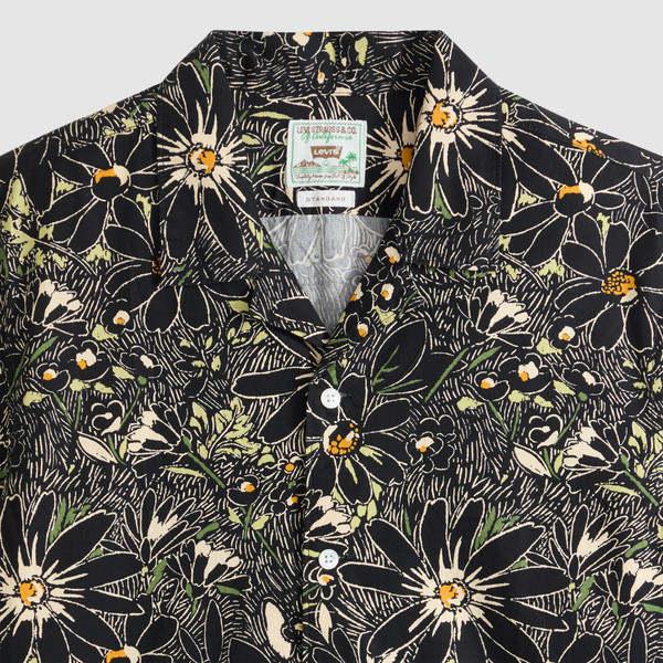 Levi's Sunset Camp Hatch Floral 50s Resort Shirt in Black - Shirt Close Up Collar