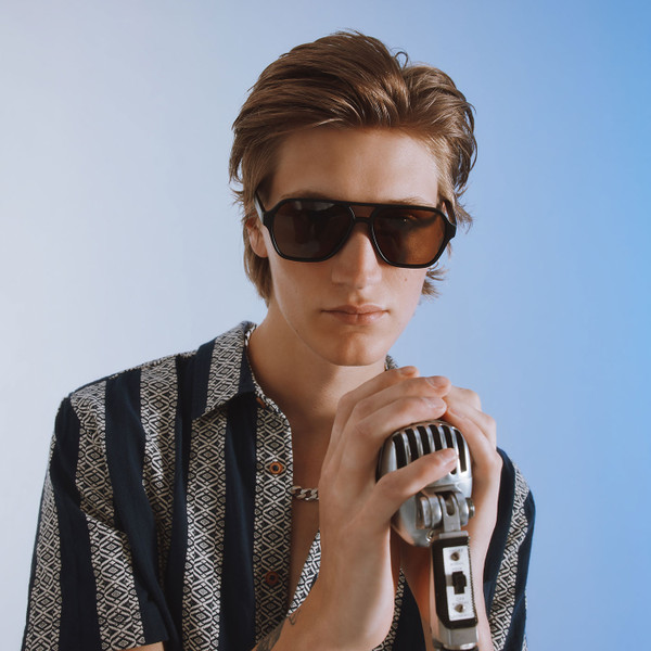 Close up on collar of man wearing Ben Sherman Men's Retro Block Geo Jacquard Stripe Short Sleeve  Shirt in Twilight Denim