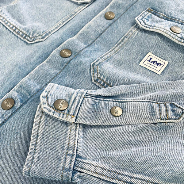 Cuff Detail on the Lee Jeans Retro Relaxed Fit Denim Workwear Overshirt in Just Me Blue