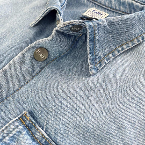 Collar Detail on the Lee Jeans Retro Relaxed Fit Denim Workwear Overshirt in Just Me Blue