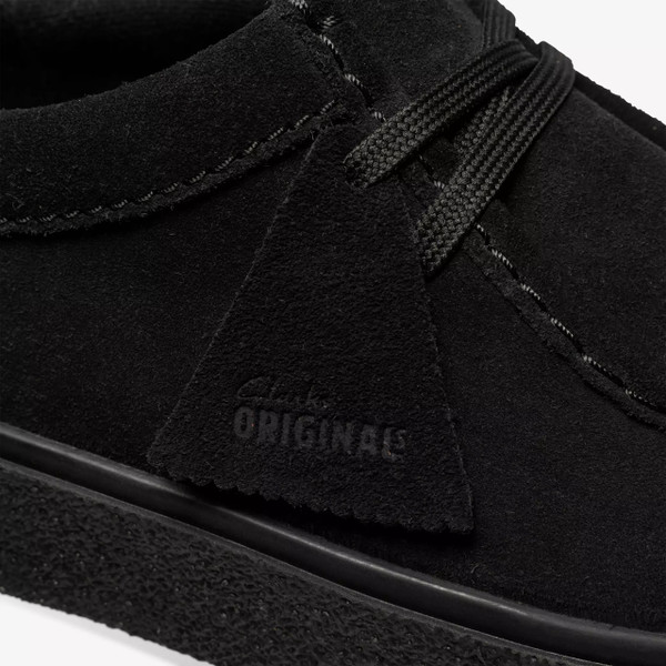 Clarks Originals Men's Boxbee Walla Shoes in Black Suede - Fob and laces