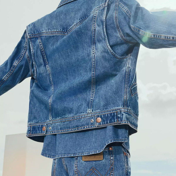 Back of Wrangler Men's Relaxed Super Jeans Jacket in Cowboy Fade Blue
