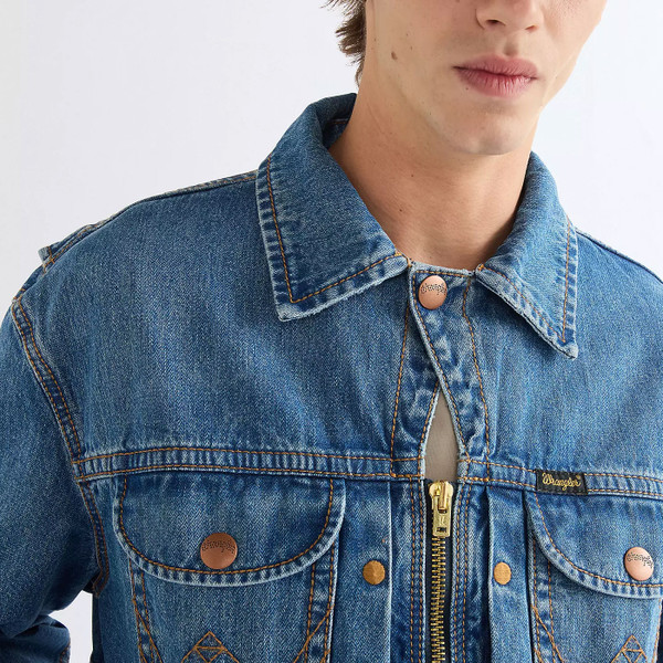 Collar snap and zipper detail on Wrangler Men's Relaxed Super Jeans Jacket in Cowboy Fade Blue