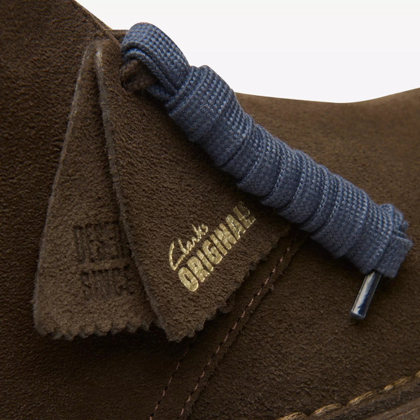 Clarks Originals Men's Mod Crepe Sole Desert Boots in Brown Suede - Single boot close up fob