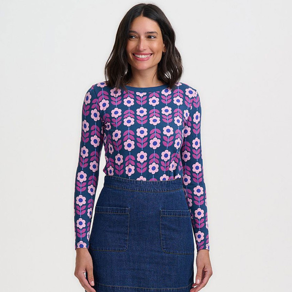 Woman wearing Sugarhill Brighton Josie Roundabout Retro Floral Jersey Top in Teal