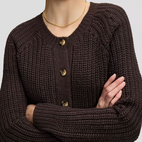 Chunky knit close up on Lee Women’s Chunky Knitted Cardigan in Chocolate Torte