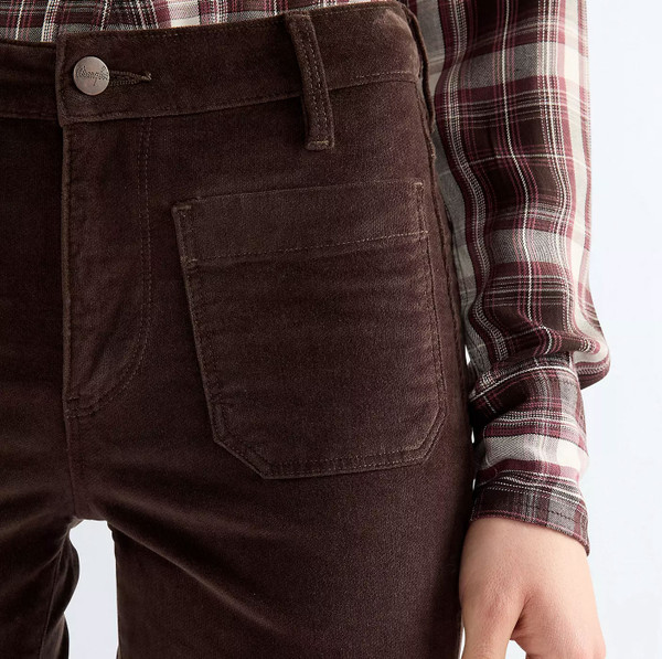 Front patch pocket on Wrangler Women’s Retro 70s Velvet Flared Trousers in Chocolate Torte