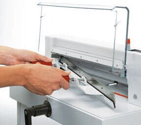 Safe blade changing features allow for blade changes without removing the machine covers. The handy blade changing device covers the cutting edge of the blade.