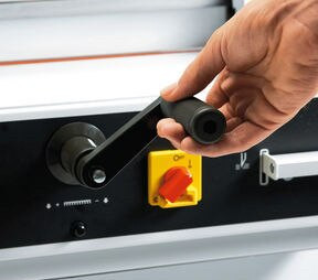 The calibrated hand crank is used to set the spindle-guided back gauge.