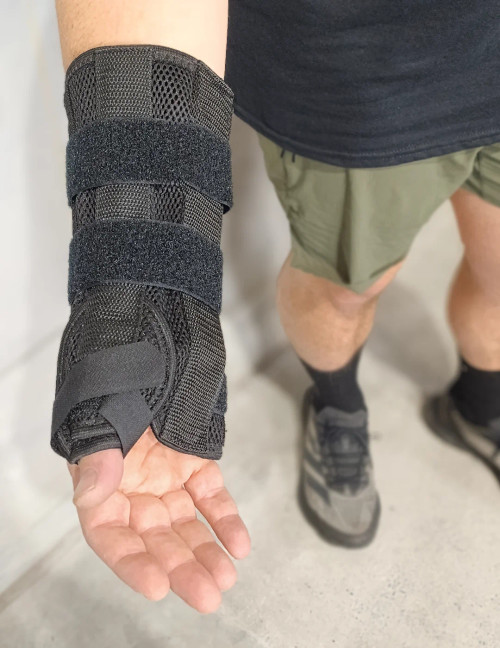 Provides breathable, lightweight support to help stabilise the thumb and wrist during recovery from sprains, strains or surgery.
