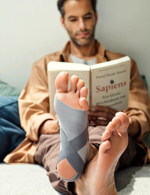 Lifestyle scene showing the Push med Foot Brace FP in use during everyday activities, allowing freedom of movement with or without shoes.