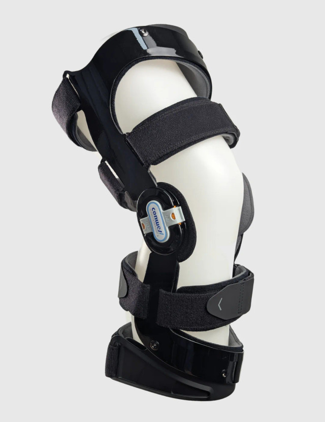 Durable aluminium-framed knee support helps stabilise the joint while allowing guided return to activity.