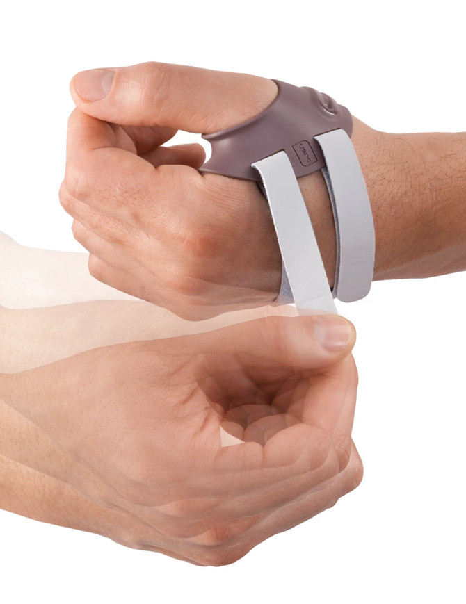 Close-up application image of Push CMC thumb brace being secured, highlighting easy adjustable fit and support.