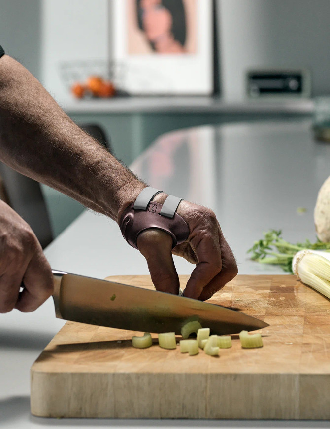 Lifestyle image of Push ortho thumb brace used during daily tasks, supporting grip and pinch movements.