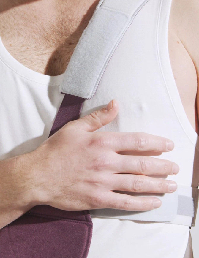 Rear-angle view of Push med Shoulder Brace Plus in use, demonstrating cross-body strap positioning and adjustable fit for effective shoulder joint stabilisation and post-operative support.