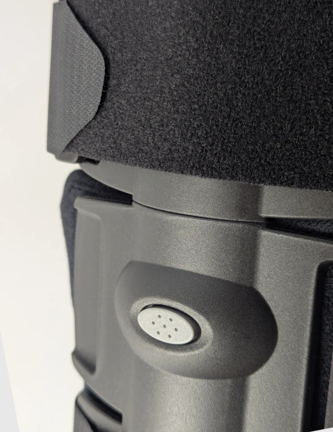 An extendable frame and bilateral hinges help maintain prescribed flexion and extension limits.