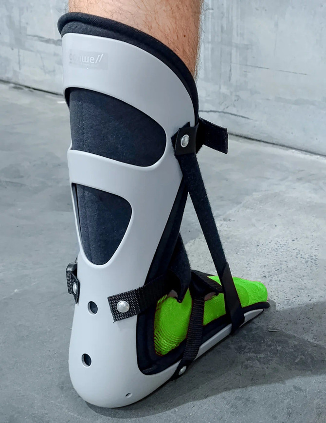 Comfort-focused night splint with soft foam padding to support overnight immobilisation of the foot and ankle