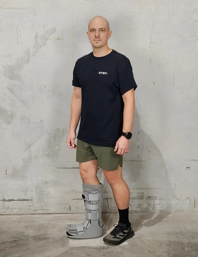 Orthopaedic walking boot with soft foam padding and breathable lining for extended comfort