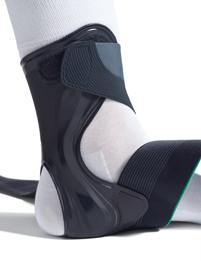 Detail image of Push med Aequi Flex ankle brace highlighting supportive outer shell, heel stabilisation, and secure strap system for controlled ankle support.