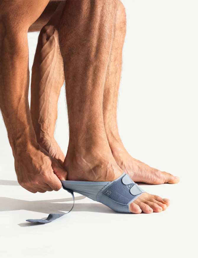 Side view of the Push med Foot Brace FP fitted on the foot, demonstrating how the brace connects the heel and forefoot without pressure under the sole.