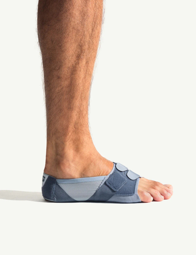 The Push med Foot Brace FP shown worn barefoot, illustrating its lightweight construction and suitability for all-day daytime use.