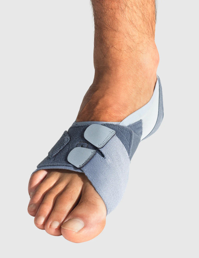 Detailed close-up of the Push med Foot Brace FP worn on the foot, highlighting the low-profile design and adjustable forefoot anchor strap.