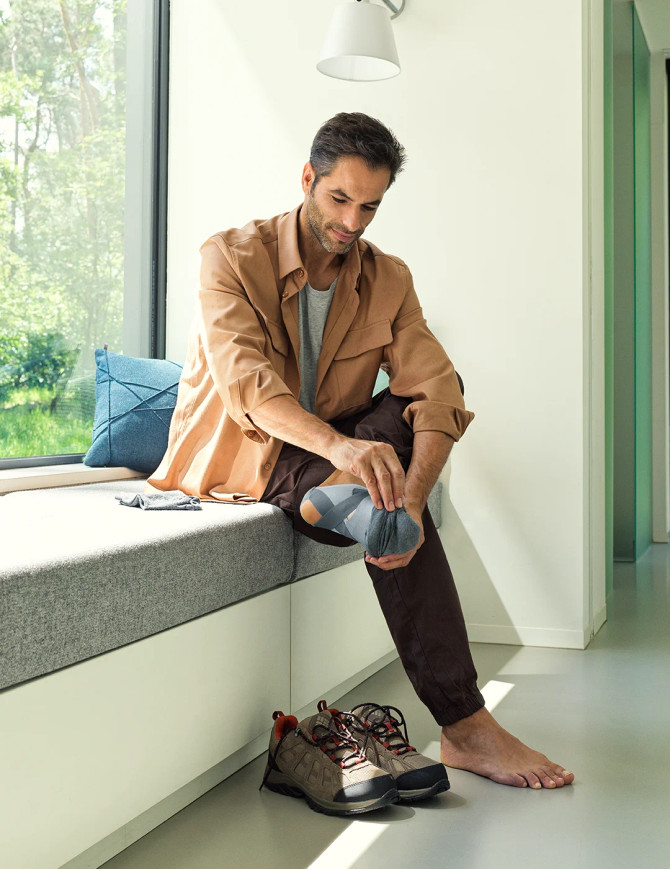 Person wearing the Push med Foot Brace FP inside shoes, demonstrating discreet support for plantar heel pain while remaining active throughout the day.