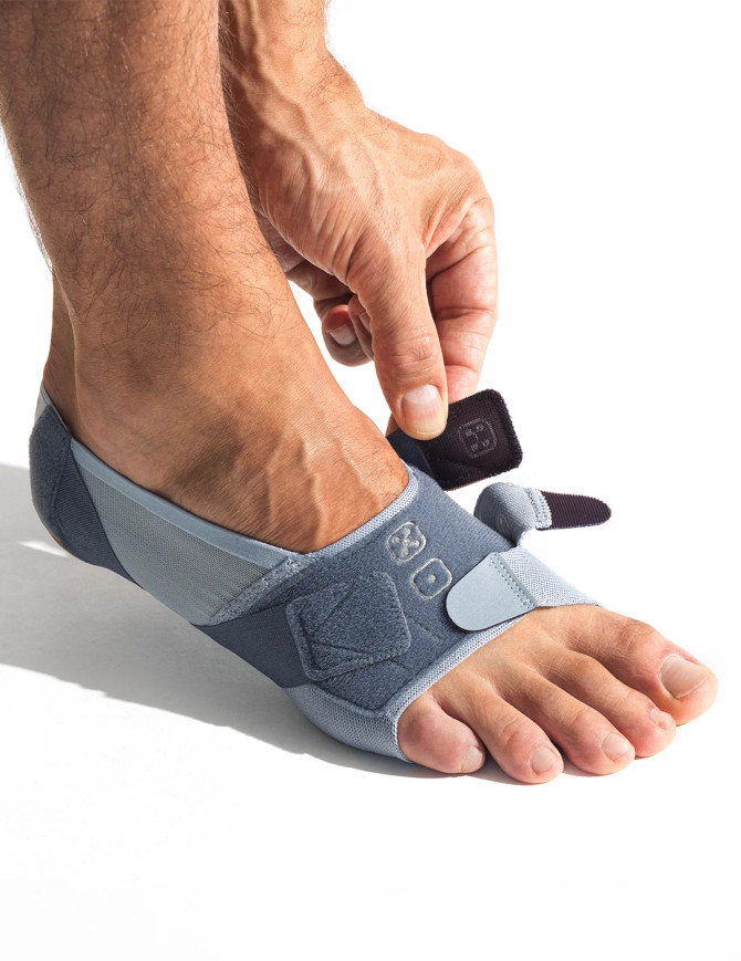 Person putting on the Push med Foot Brace FP, showing how the functional straps are positioned and adjusted around the forefoot.
