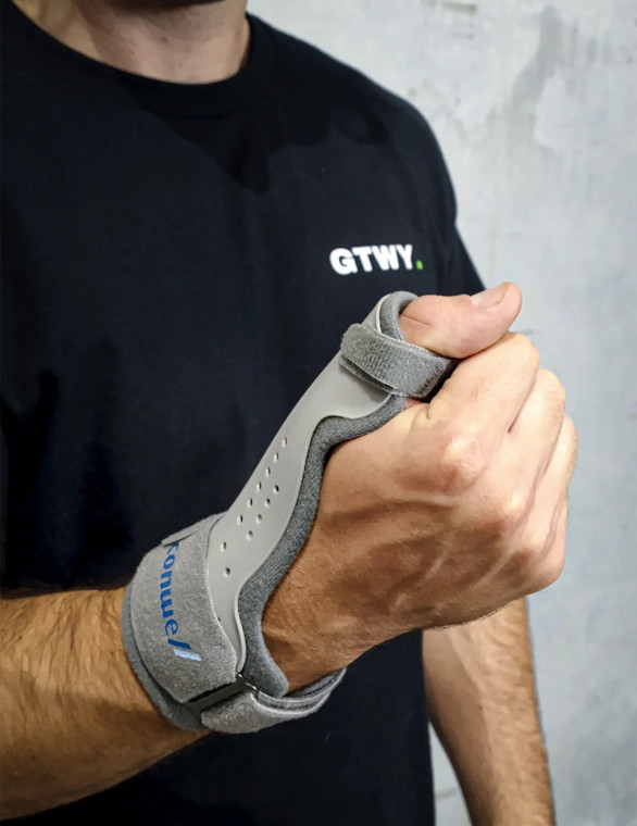 Conwell Medical 5325/5326 plastic thumb splint worn on the hand, showing thumb and wrist immobilisation support