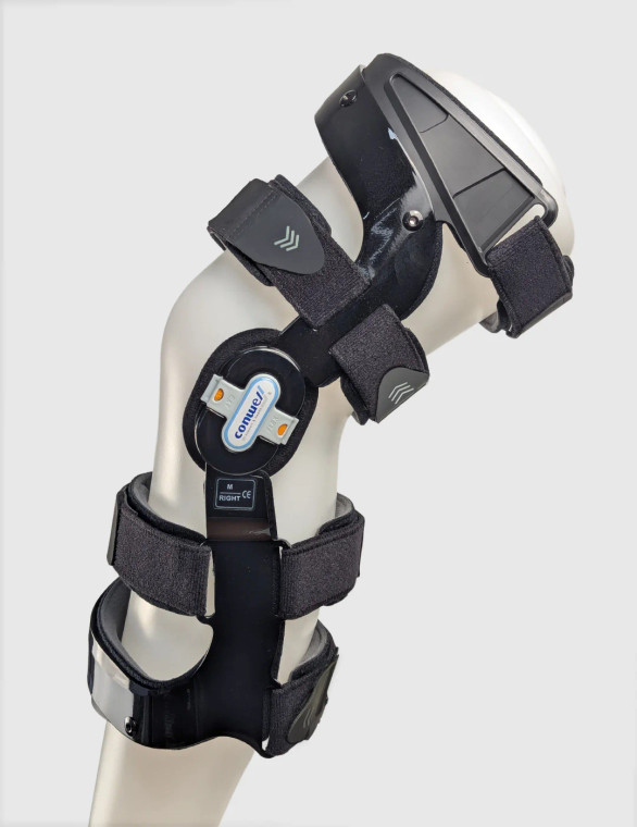 Provides structured ligament support and stabilisation to help protect the knee during recovery from injury or surgery.