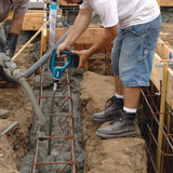 Makita XRV01T  18V LXT Lithium-Ion Cordless 4' Concrete Vibrator Kit (5.0Ah) Image 1