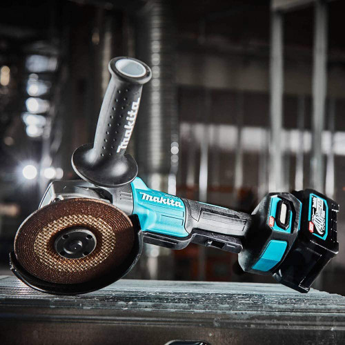 Makita GAG03M1  40V max XGT Brushless Cordless 4-1/2 / 5" Paddle Switch Angle Grinder Kit, with Electric Brake (4.0Ah) Image 4