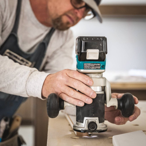 Makita XTR01T7  18V LXT Lithium-Ion Brushless Cordless Compact Router Kit (5.0Ah) Image 2