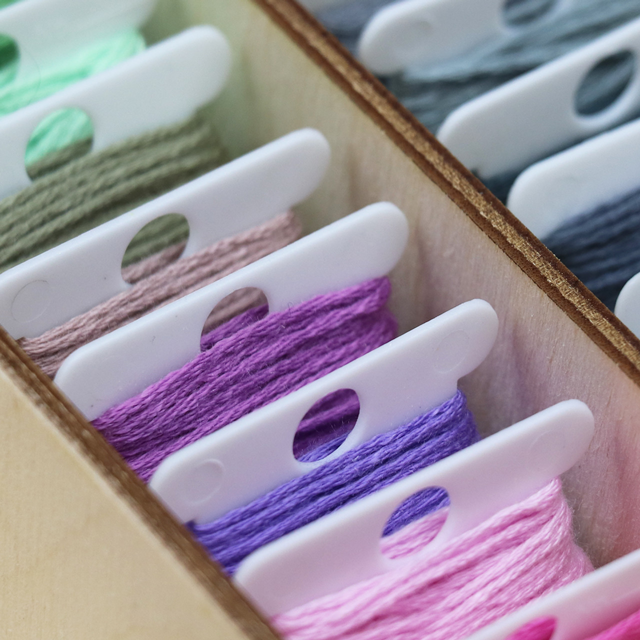 Plastic Bobbins and Bobbin Winder Set Spool Thread Card Embroidery