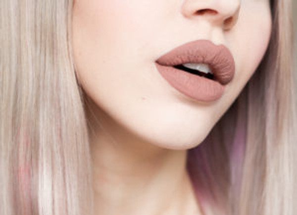 5 Tips to Avoid Dry, Flaky Lips This Winter