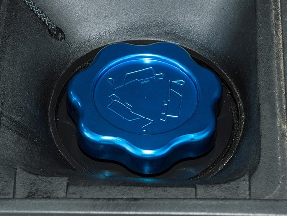 Britpart Blue Aluminium Engine Oil Filler Cap for Defender Td5, close-up view of the blue metal oil filler cap installed in the engine compartment.