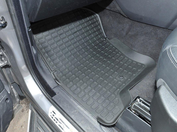 Britpart Rubber Floor Mat Set Black Right Hand Drive for Discovery 3, vehicle interior showing black rubber mat on floor.