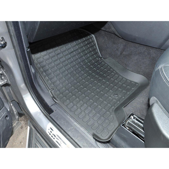 Britpart Rubber Floor Mat Set Black Right Hand Drive for Discovery 3, vehicle interior showing black rubber mat on floor.