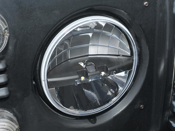 TRUCKLITE  7 inch LED Headlamps Pair, left hand drive for Defender, close-up of the high-performance headlight with bright LED elements and durable housing.