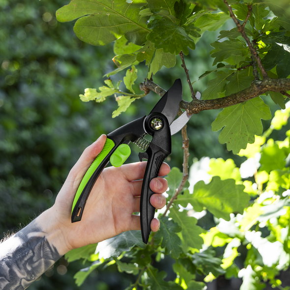 Bypass Secateurs with Soft Grip Handle, Safety Lock & Carbon Steel Blade, 208mm