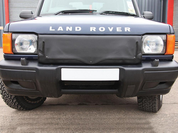 Britpart Radiator Muff Black for Discovery 2 (1998-2002 Pre-Facelift Models) | DA2163, front view of a Land Rover Discovery 2 with the radiator muff fitted.