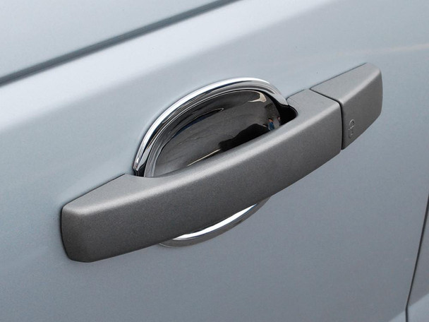 Britpart Door Handle Bowl Set Chrome for Range Rover Sport L320, close-up of a chrome door handle bowl mounted on a silver vehicle door. Britpart Door Handle Bowl Set Chrome for Range Rover Sport L320, close-up of a chrome door handle bowl mounted on a silver vehicle door.