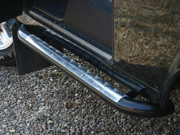 Britpart Side Steps Tubular Tomb Raider Style for Defender 90, black tubular side steps with silver patterned finish installed on a black vehicle.