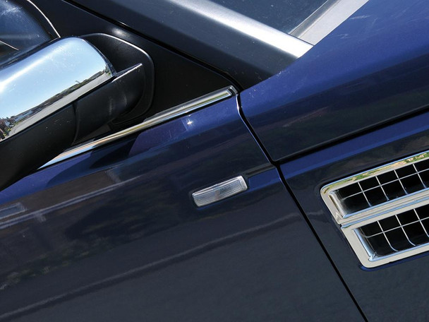 Britpart Clear Side Indicator Repeater Lamp for Discovery 3, close-up view of the clear side indicator lamp on a blue Land Rover Discovery 3 vehicle. Britpart Clear Side Indicator Repeater Lamp for Discovery 3, close-up view of the clear side indicator lamp on a blue Land Rover Discovery 3 vehicle.